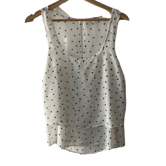 Adorable sleeveless blouse with keyhole back - Picture 2 of 4